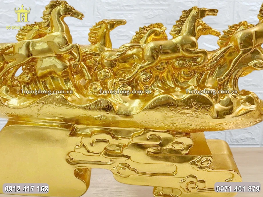 Toàn bộ bề mặt bức tượng được thếp vàng 24K cao cấp